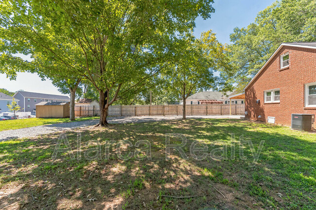 Building Photo - 1027 Briarhill Rd