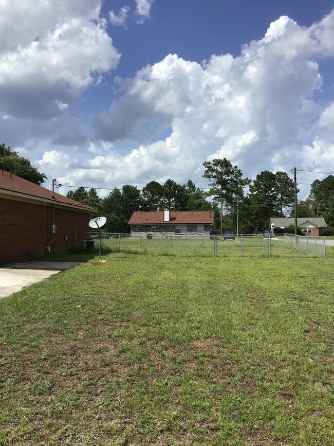 Building Photo - 13 Shayna Dr