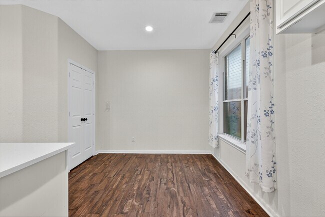 Building Photo - 26 Ebony Oaks Pl