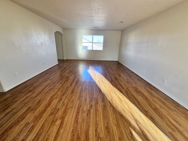 Building Photo - MOVE IN SPECIAL! 1/2 off 2nd months rent!  3 bed 2 bath 2300 sq ft home-New Carpet