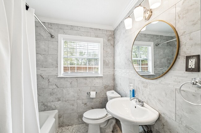 Building Photo - 5006 Idaho St