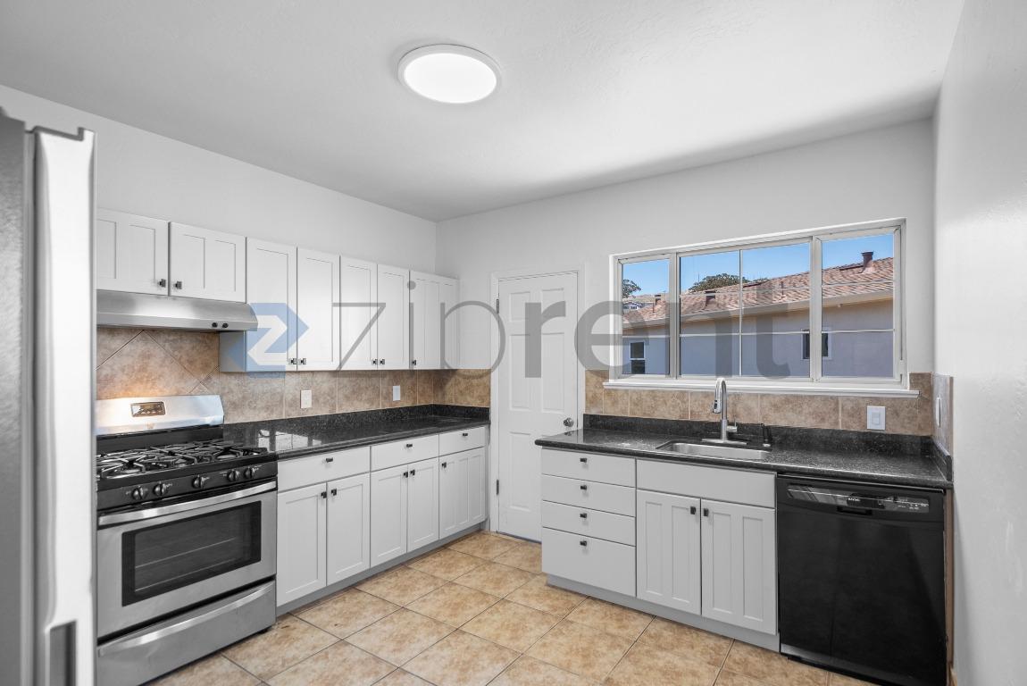 Building Photo - Unit