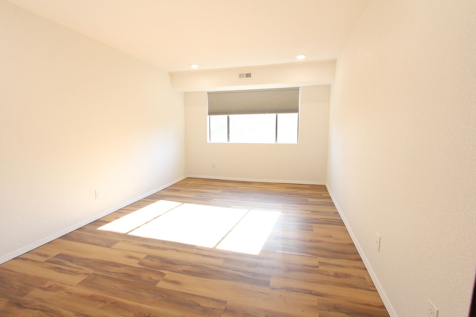 Building Photo - 600 Manhattan Dr