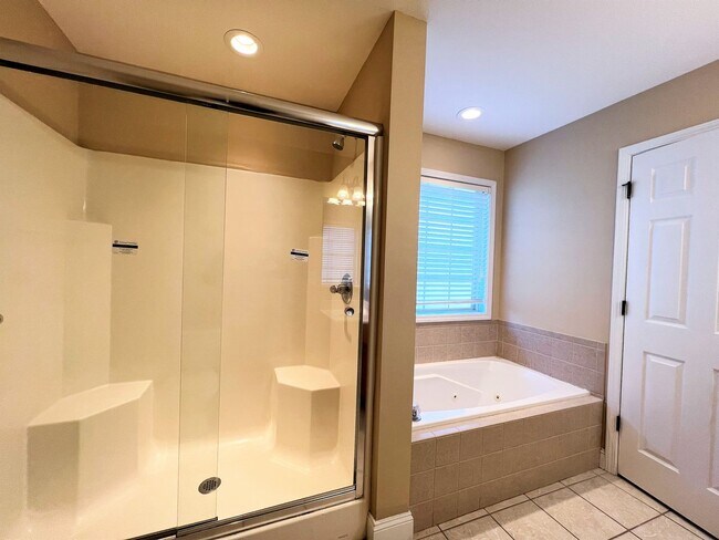 Building Photo - FOUNTAIN CITY: 3 BEDROOM, 2 BATH IN MAPLE ...