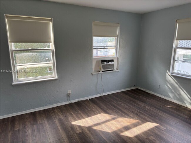 Building Photo - 921 N 17th Ct