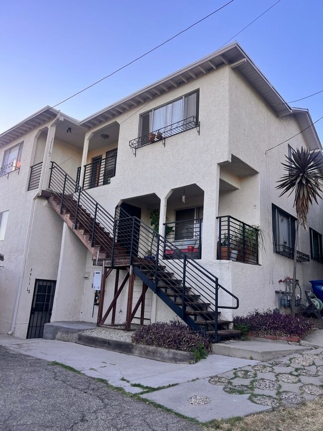 Building Photo - Peaceful 1 Bedroom Garden-Level Apartment ...