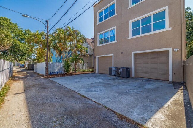 Building Photo - 330 Lang Ct N