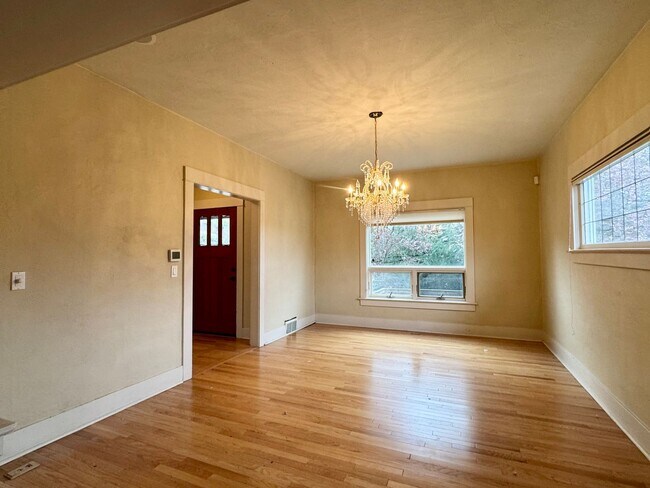 Building Photo - Queen Anne Home