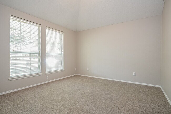 Building Photo - 1415 Heather Ridge Dr