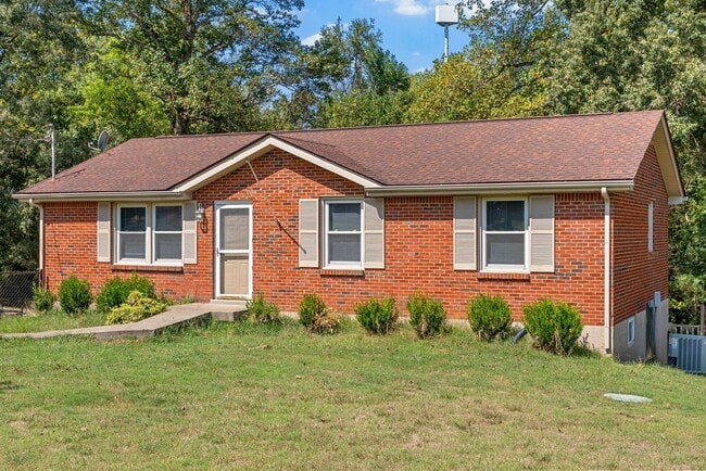 Building Photo - 3 Bedroom 2 Bath Dog Friendly Home For Rent Near Providence Blvd.