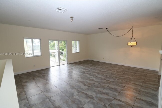 Building Photo - 609 NE 28th St