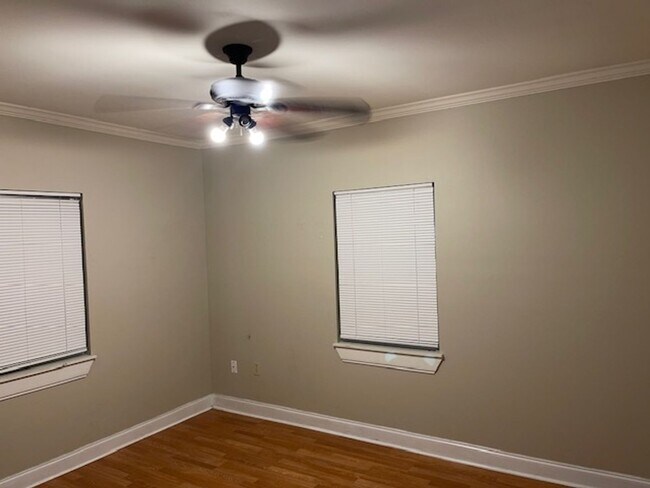Building Photo - 3 bedrooms 1 bath
