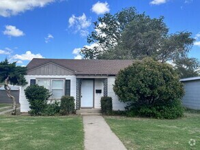 Building Photo - Large 2/1.5 with 2 Living Areas