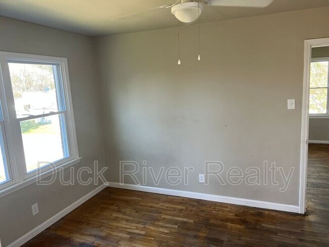 Building Photo - 610 1/2 E 8th St