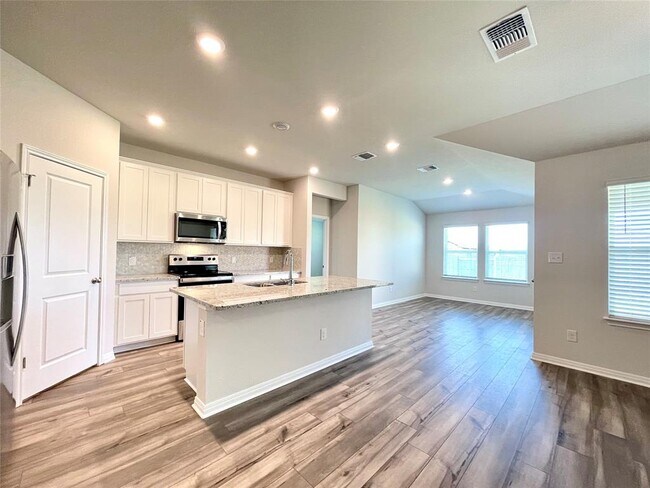 Building Photo - 408 Giorgio Moroder Dr