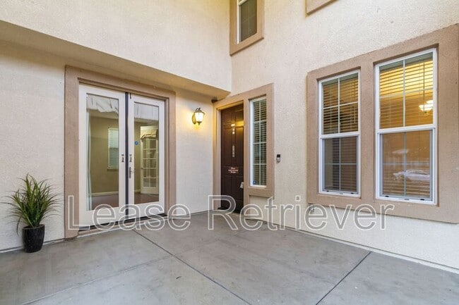 Building Photo - 265-269 S Sonrisa St