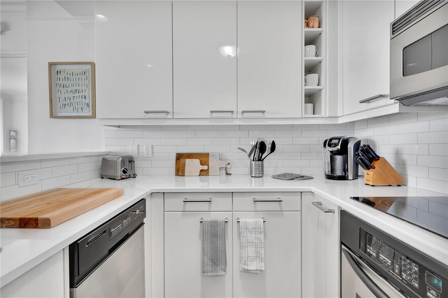 Building Photo - 3350 SW 27th Ave