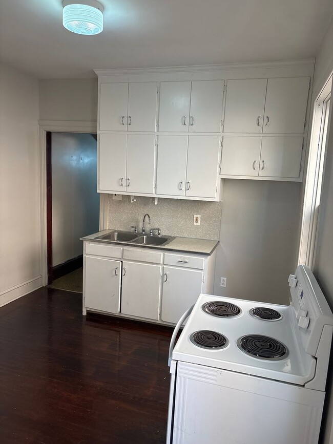 Building Photo - Move In Ready! 4 Bedroom Apartment in York...