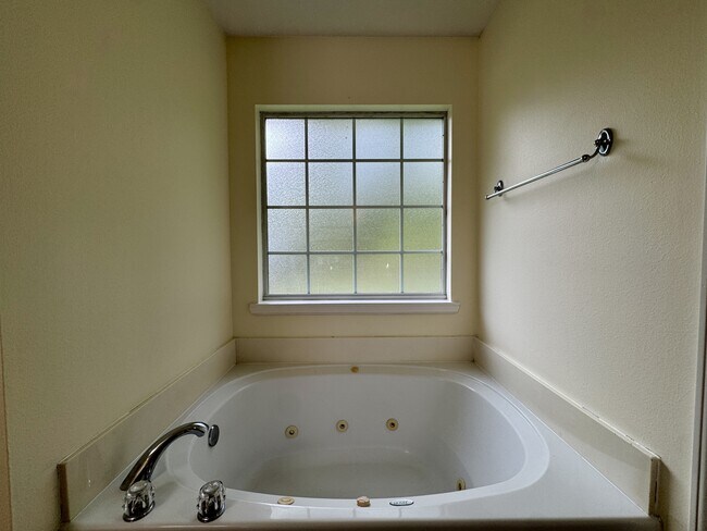 Building Photo - 44 Kirkland Dr