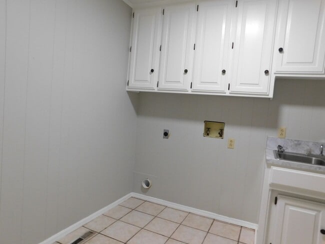 Building Photo - Spacious 2 Bed 2 Bathroom Duplex