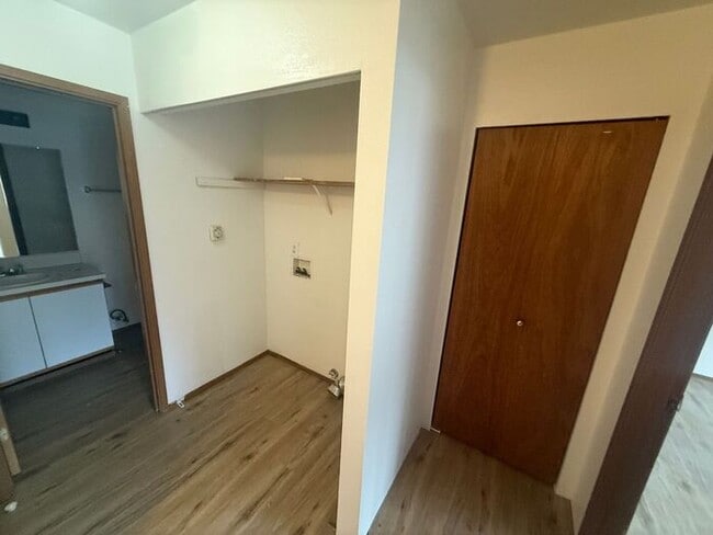 Building Photo - Well-Maintained 2 bed, 2 bath unit in 4-Pl...