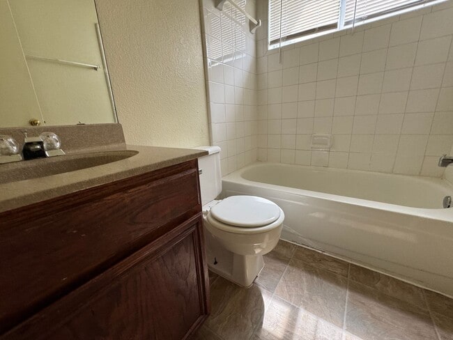 Building Photo - 2808 Bluejay Dr