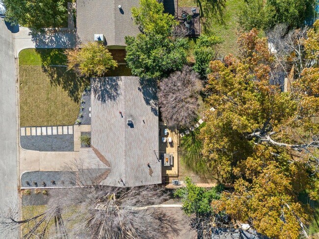 Building Photo - 2704 Nottingham Ln