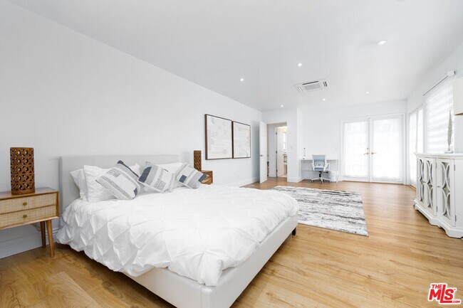 Building Photo - 1110 W Muirlands Dr