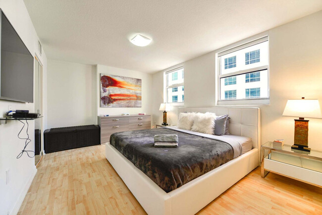 Building Photo - 1200 Brickell Bay Dr