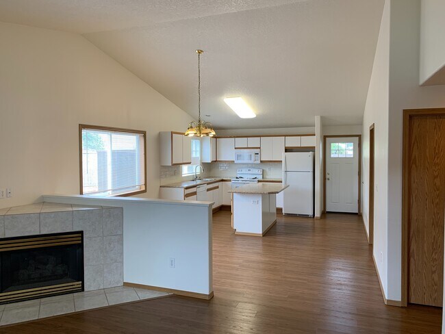 Building Photo - Maurina1