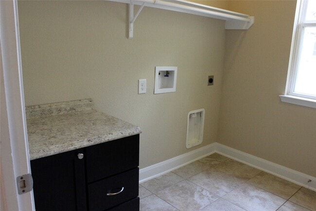 Building Photo - 8727 Stoney Brook Ln