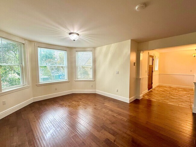 Building Photo - $2,400 / 2 BR - Beautifully Updated Home in Desirable Alameda Neighborhood