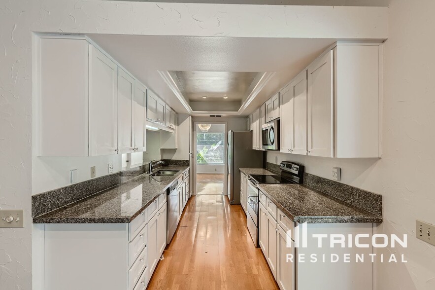 Building Photo - 16147 Vanderbilt Dr