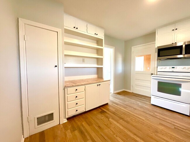 Building Photo - **APPLICATION RECEIVED**  Charming Home on 2 Acres Outside Burnet – Wood Floors, Bonus Room & Ani...