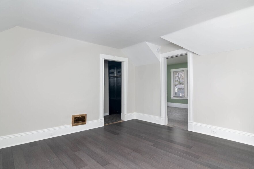 Living room - 529 McCourtie St