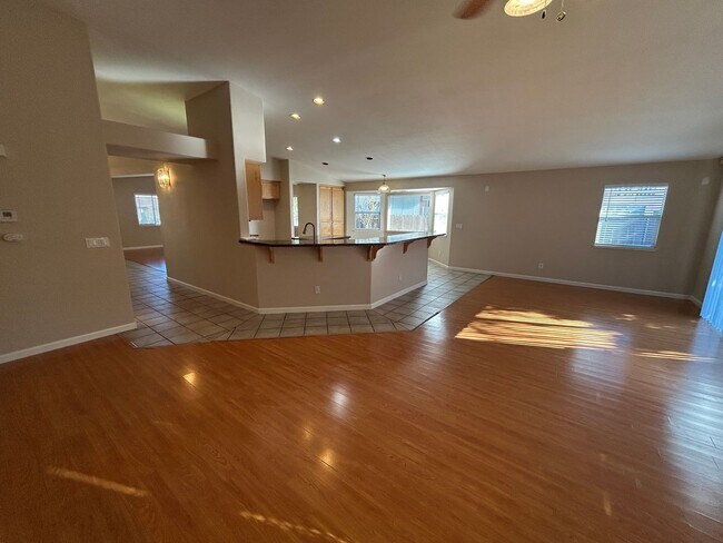 Building Photo - Beautiful 4 Bedroom, 2.5 Bath Deer Valley ...