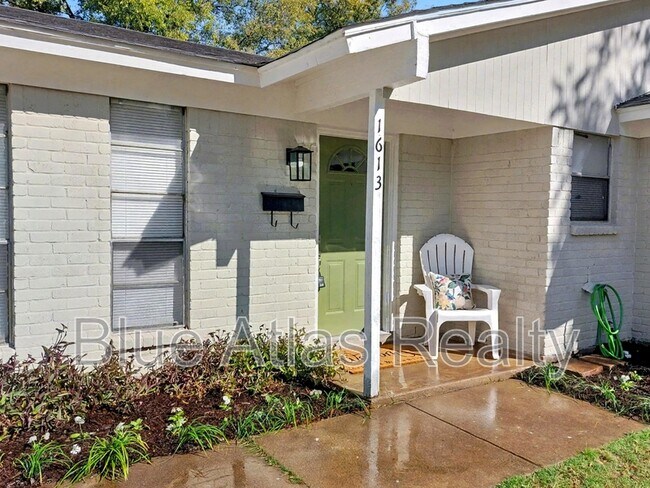 Building Photo - 1613 Continental Dr