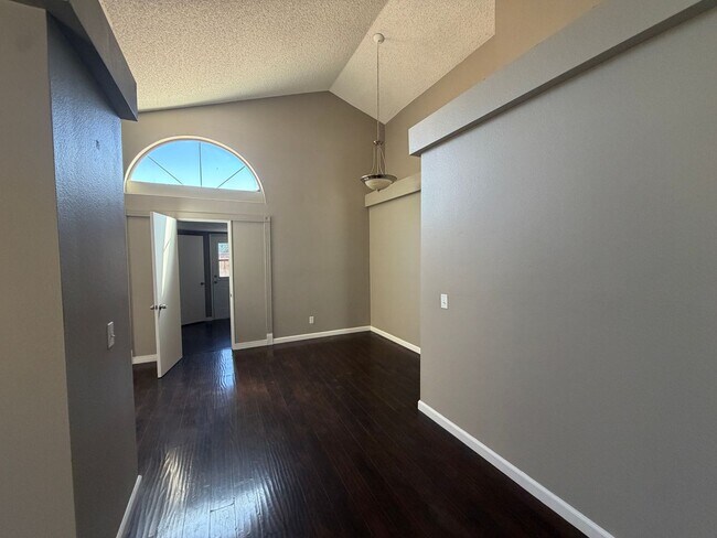 Building Photo - 4937 Sunburst Dr