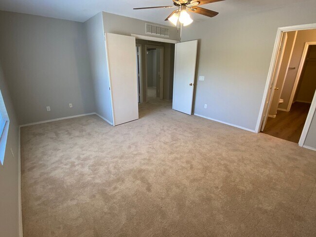 Building Photo - 4 Bedroom, 3 bath, two story with loft in ...