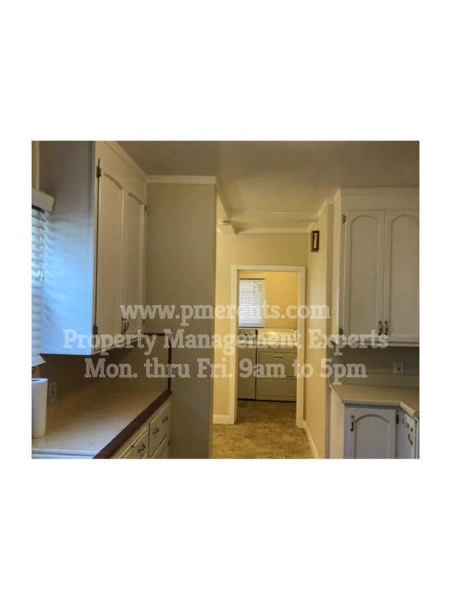 Building Photo - 1168 S Country Club Blvd