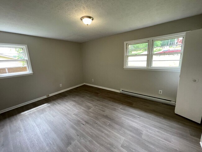 Building Photo - 1829 Quail Run Dr