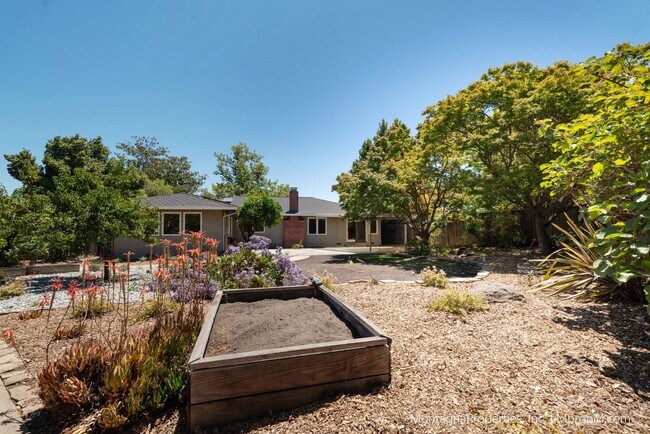Building Photo - Beautiful, meticulously updated and  maint...
