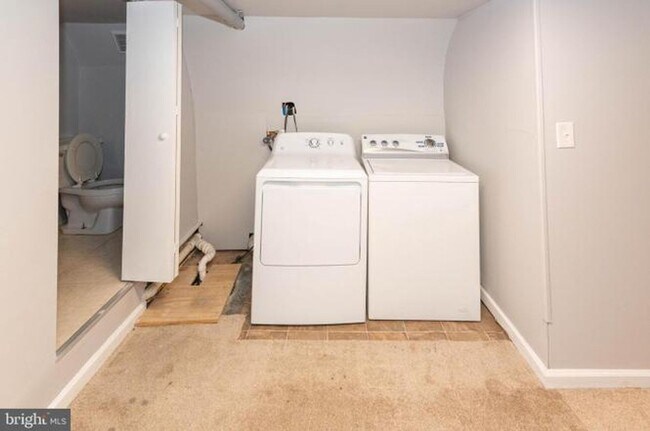 Building Photo - Spacious 3 Bedroom Townhome