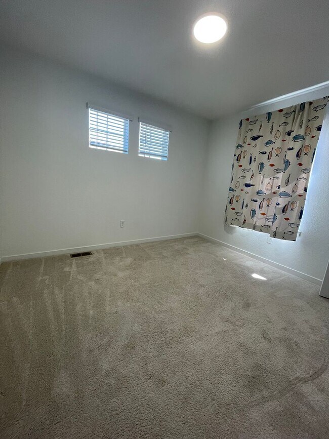 Building Photo - 3 Bedroom 2 Bath Home Available 4/1