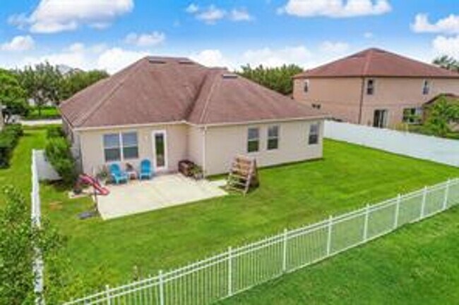Building Photo - 3 Bedroom 2 Bath with a flex space in Stevens Plantation