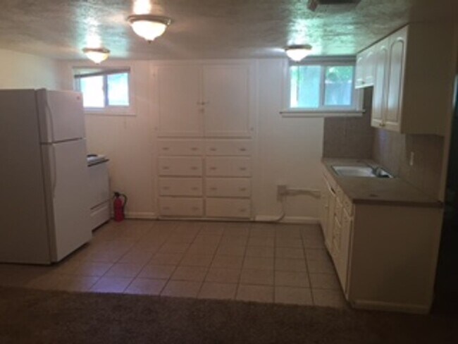 Building Photo - Spacious studio apartment located near downtown Idaho Falls!