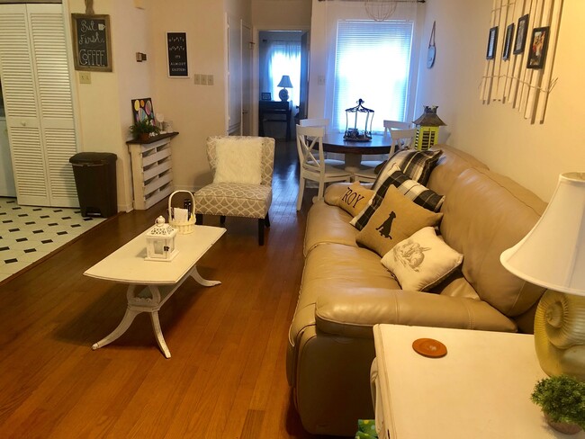 Building Photo - Cute cottage next to campus!