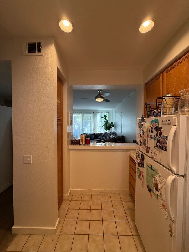 Building Photo - Lower 2 Bedroom w/Garage
