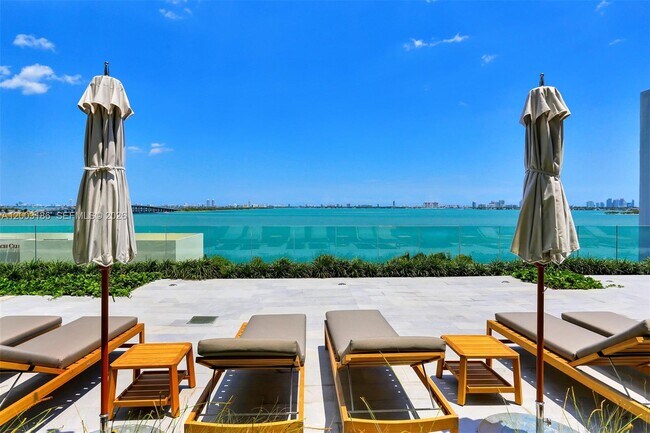 Building Photo - 650 NE 32nd St