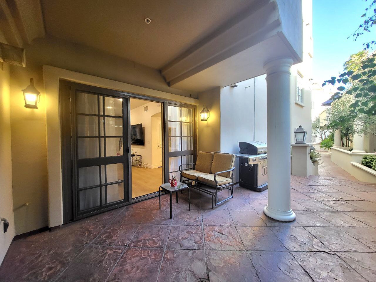 Building Photo - 851 N San Vicente Blvd